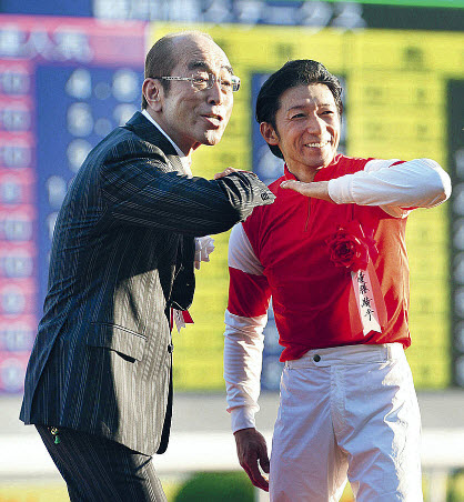 2012年10月21日ゴールドシップ菊花賞 表彰式プレゼンター志村けんさん。優勝騎手の内田と一緒にアイーン